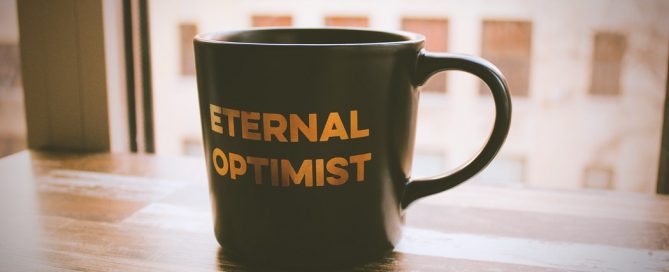 tazza da te con la scritta "Eternal optimist"