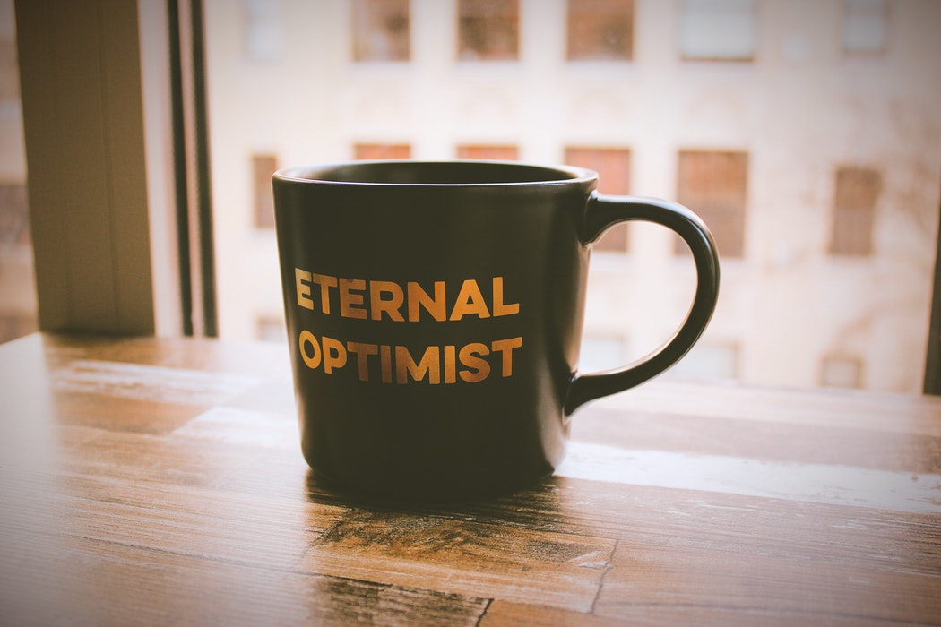 tazza da te con la scritta "Eternal optimist"