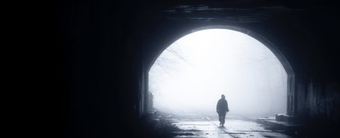 una persona esce da un tunnel in lontananza