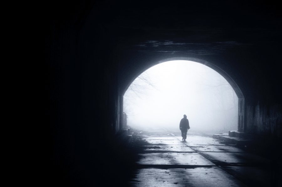 una persona esce da un tunnel in lontananza